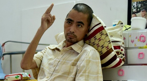 Gia dinh dua dien vien Nguyen Hoang ve que dieu tri tai bien hinh anh