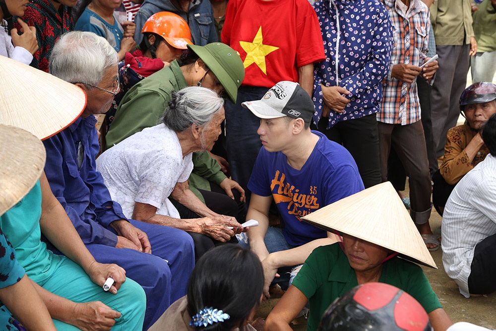 Nguyen Vu lam tu thien o vung lu lut anh 6