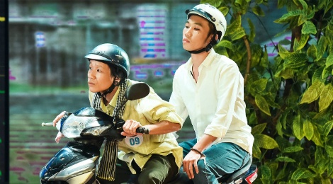 Chang trai phuc vu quan an gay xuc dong o game show hai hinh anh