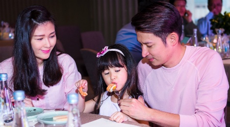 Huy Khanh lan dau dua vo va con gai len truyen hinh hinh anh
