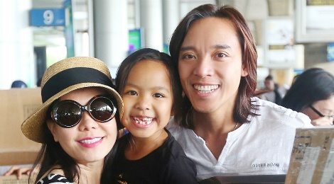 Viet Huong ra san bay don chong va con gai ve Viet Nam hinh anh