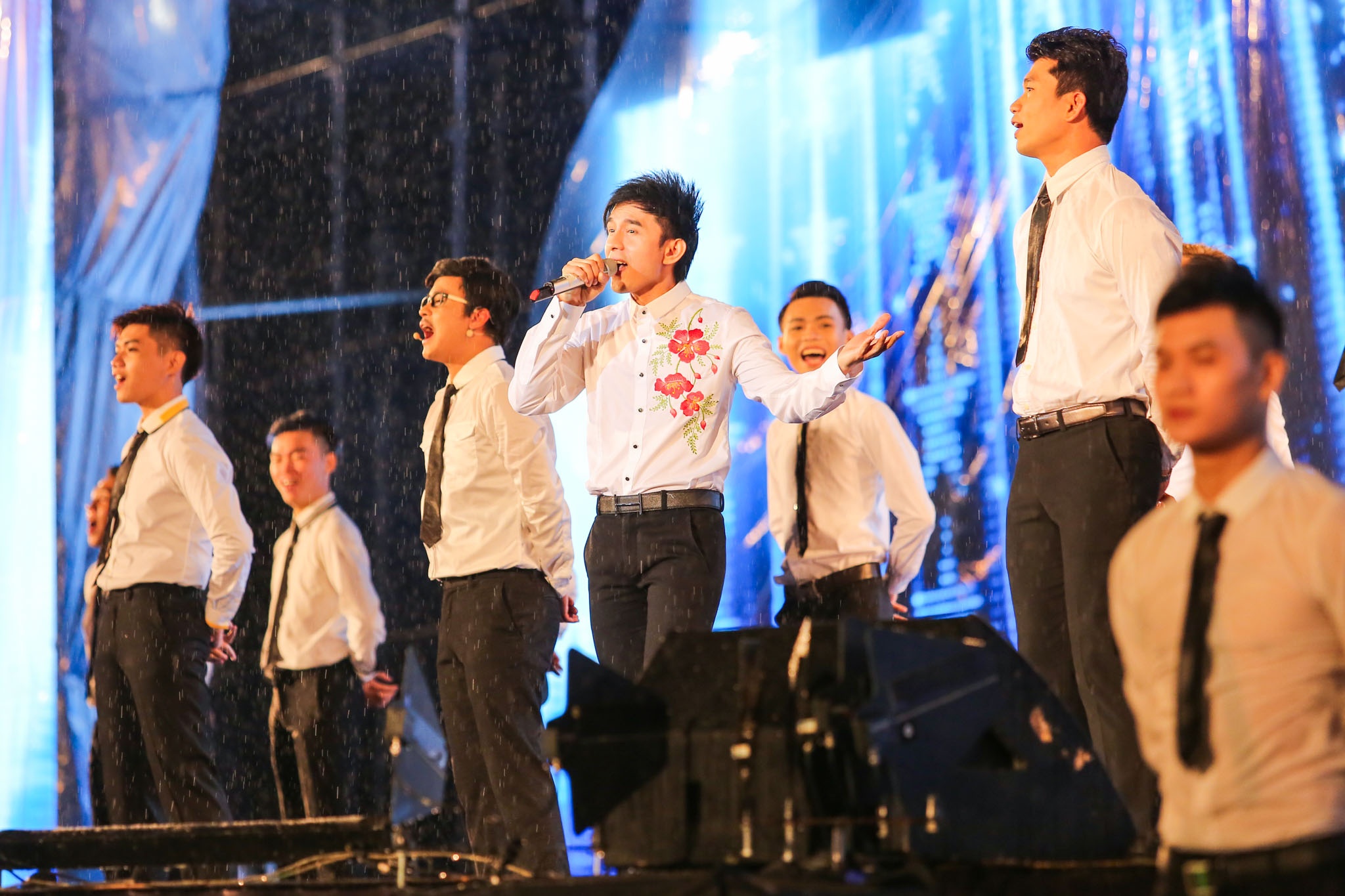 Live show 20 năm của Việt Hương ảnh 10 Live show 20 nam cua Viet Huong anh 10