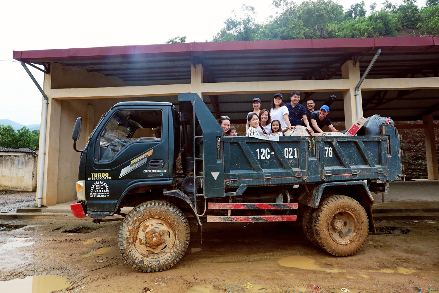 Việt Hương làm từ thiện sau live show ảnh 1 Viet Huong lam tu thien sau live show anh 1