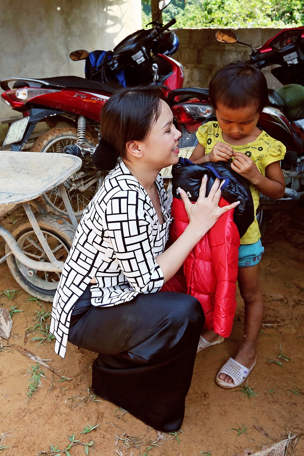 Việt Hương làm từ thiện sau live show ảnh 6 Viet Huong lam tu thien sau live show anh 6