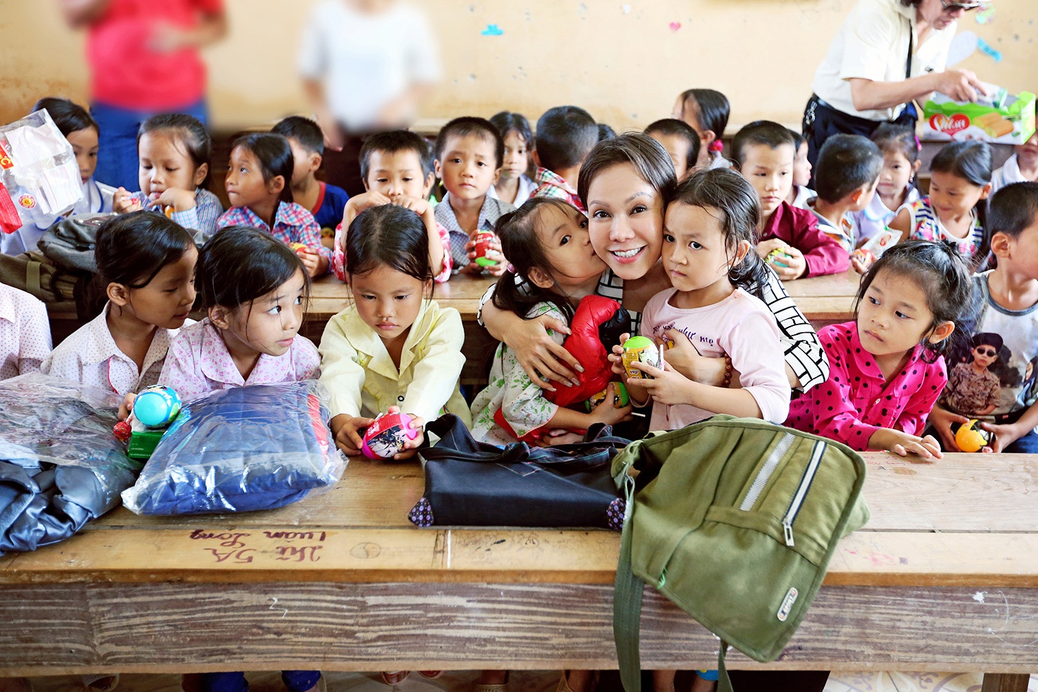 Việt Hương làm từ thiện sau live show ảnh 9 Viet Huong lam tu thien sau live show anh 9