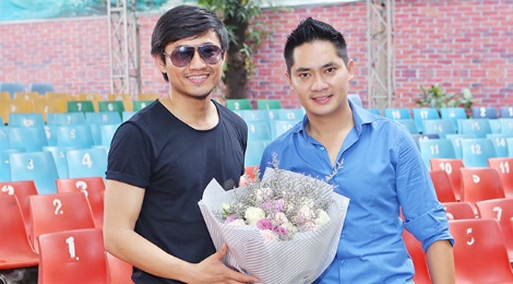 Minh Luan chuc mung sinh nhat Quy Binh trong buoi tong duyet hinh anh