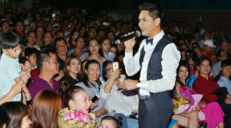 Lan Ngoc den ung ho dem nhac cua ban trai Minh Luan hinh anh