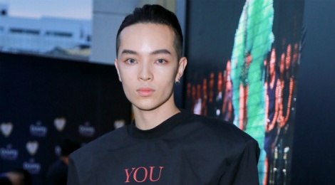 Kelbin Lei mac ao in chu dung tuc gay xon xao tham do hinh anh