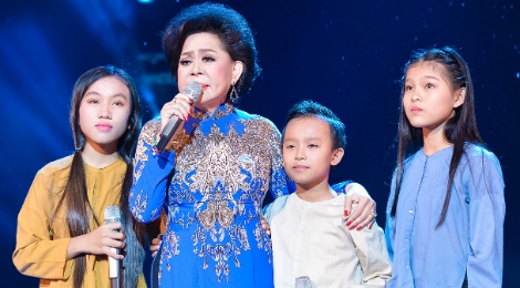 Ho Van Cuong lay nuoc mat khan gia o live show Giao Linh hinh anh