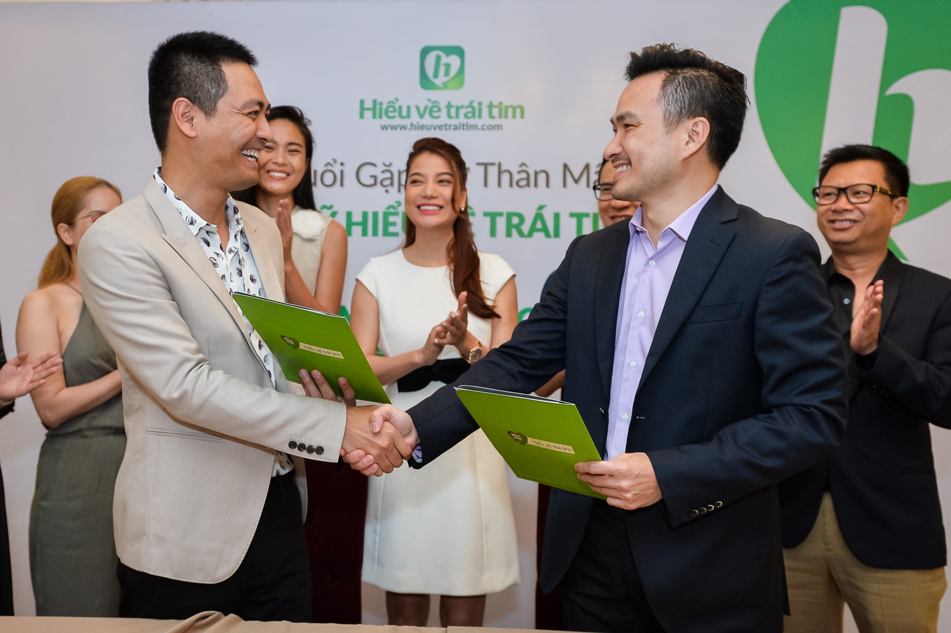 MC Phan Anh lam tu thien o vung lu anh 1