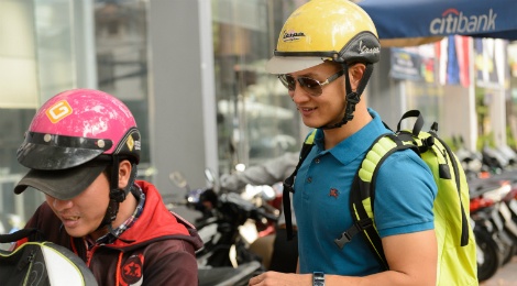 Duc Tuan di xe may den tap Duyen dang Viet Nam hinh anh