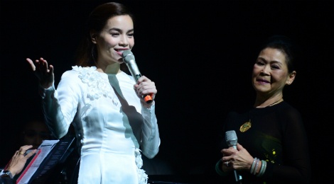 Ho Ngoc Ha hat be cho Khanh Ly trong dem nhac o Sai Gon hinh anh