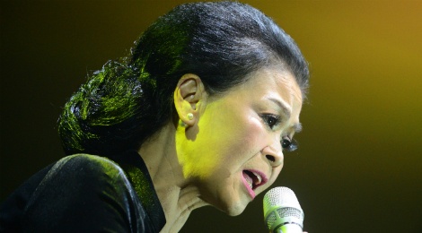 Live concert Khanh Ly o Sai Gon: Nhieu hang ghe bo trong! hinh anh