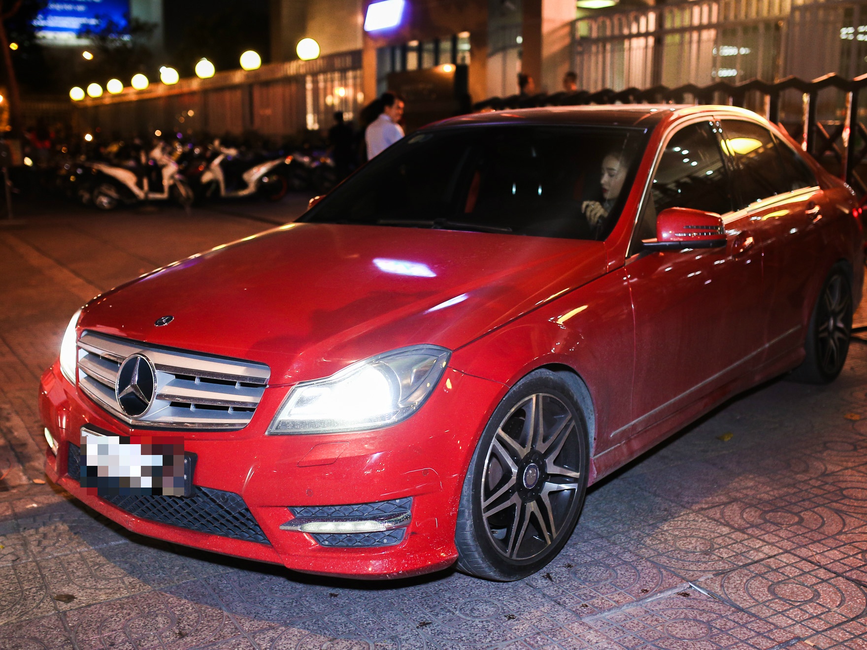 Nha Phuong mot minh di su kien anh 1