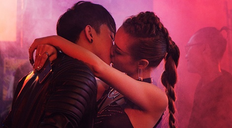 B Tran hon cuong nhiet MLee trong MV moi hinh anh