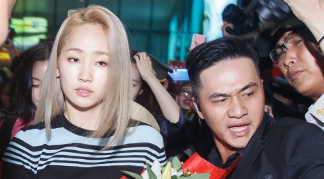 Fan chen lan, gay nao loan o san bay vi nhom Wonder Girls hinh anh