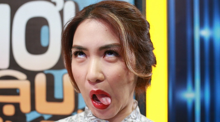 Hoai Linh mang Hoa Minzy 'con dien' hinh anh