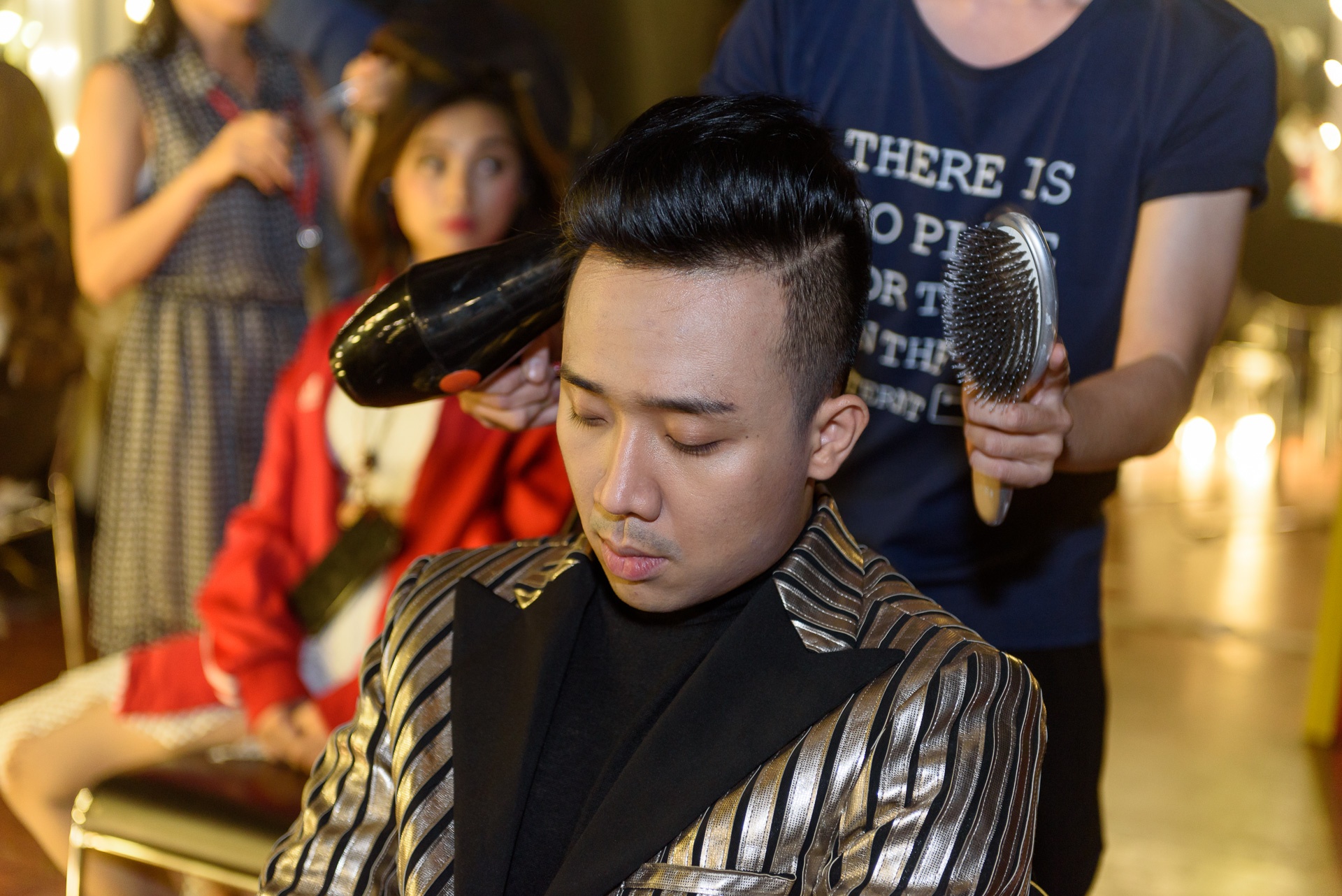 Tran Thanh ngu gat khi chay show ngay sau le cuoi hinh anh