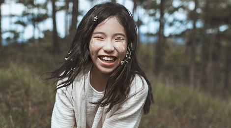 Quan quan Guong mat than quen nhi xinh xan giua thien nhien hinh anh