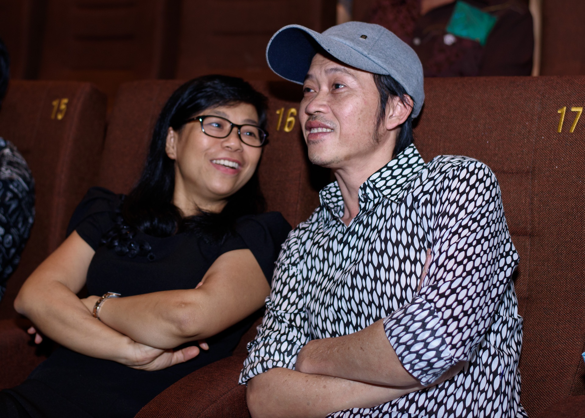 Hoai Linh mang dep le, ngoi xe may den hop bao hinh anh