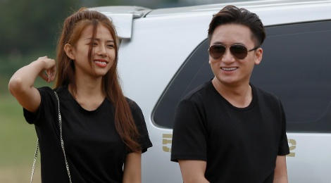 Phan Manh Quynh va ban gai mac do doi den tap ZMA hinh anh
