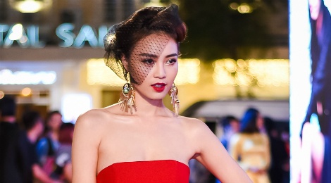 My nhan Viet va sao 'Co dau 8 tuoi' khoe sac tren tham do hinh anh