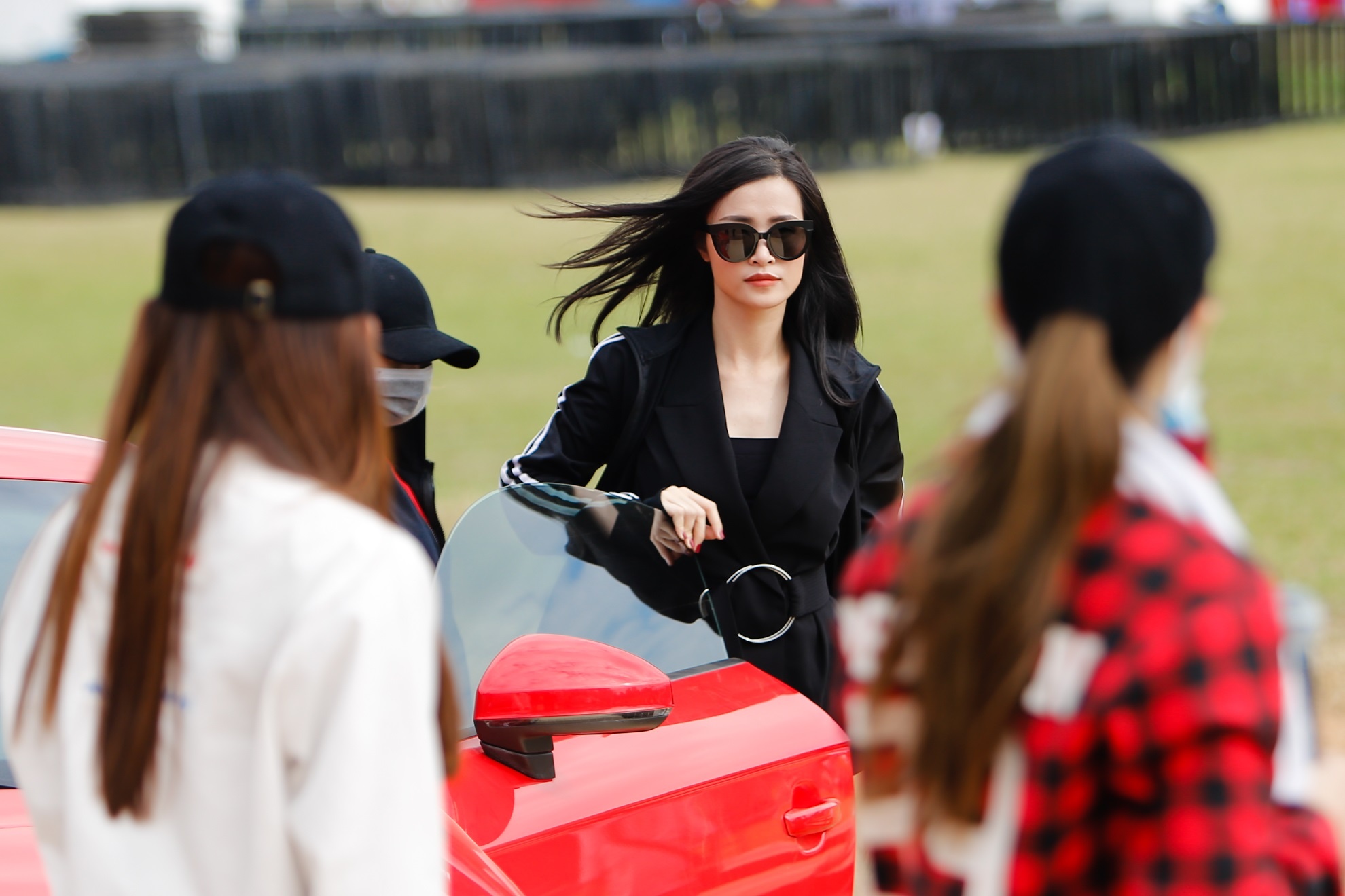 Ong Cao Thang dua Dong Nhi toi tong duyet Zing Music Awards hinh anh