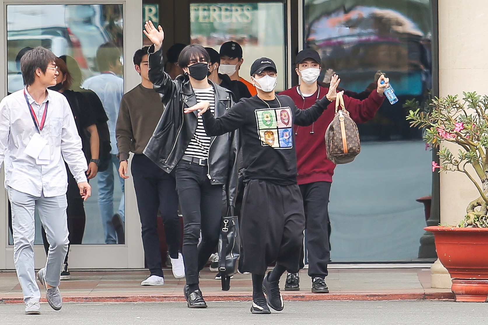 Fan Viet chao don GOT7 o san bay Tan Son Nhat hinh anh