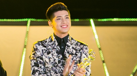 Fan GOT7 khong tat lightstick khi Noo Phuoc Thinh dang hat hinh anh