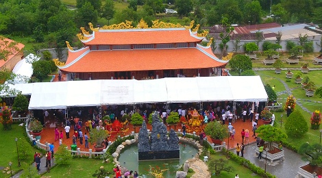 Nha tho To cua Hoai Linh mo cua 3 ngay Tet Dinh Dau hinh anh