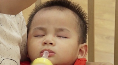 Con trai khoc thet khi Dang Khoi cho bu sua binh hinh anh