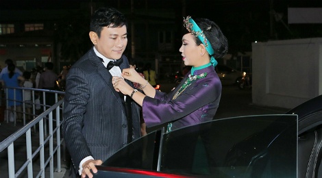 Hoang Phuc lai xe tien ty dua vo du cong chieu phim hinh anh