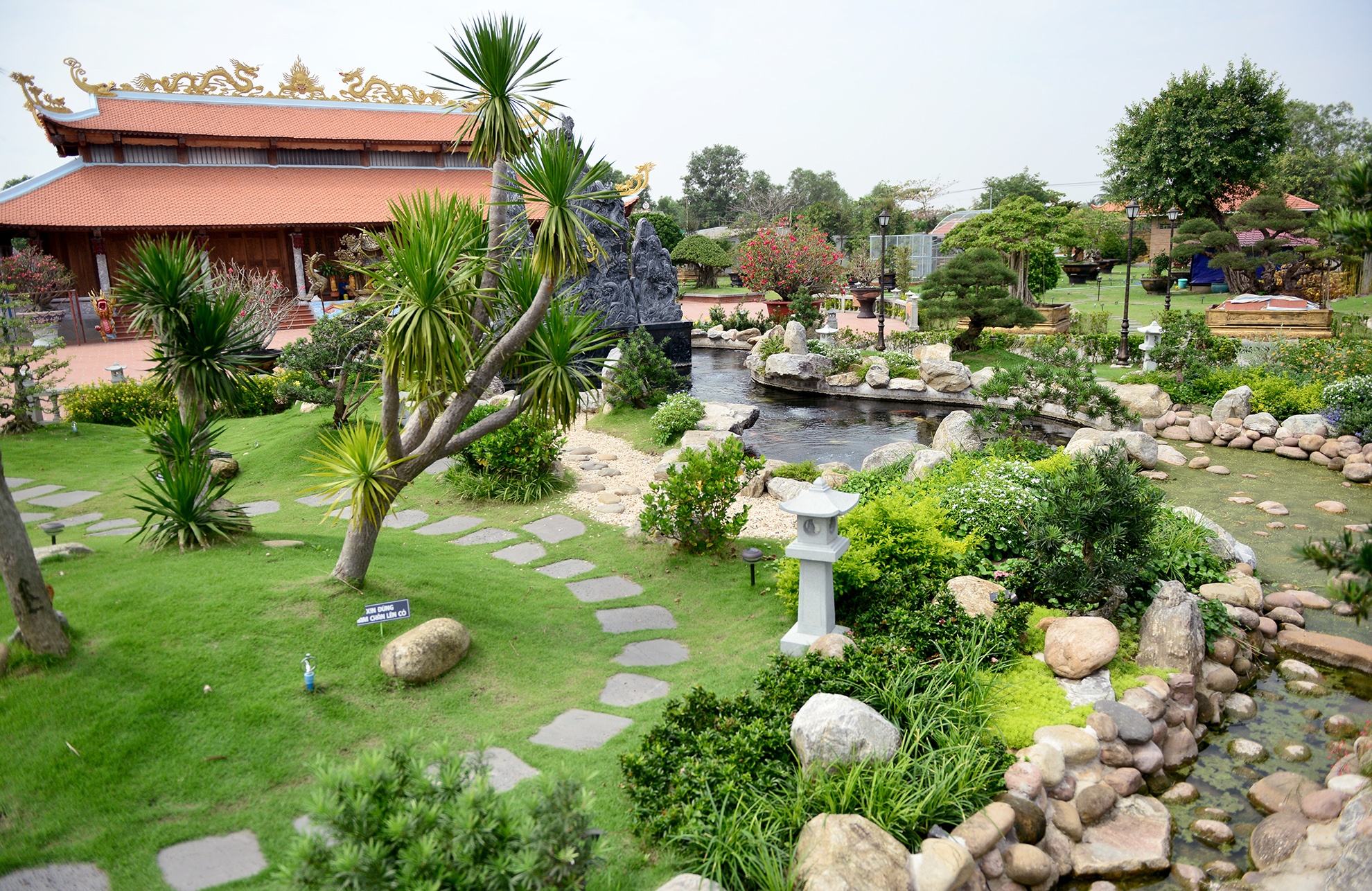 Nha tho To cua Hoai Linh don dep don Tet anh 16