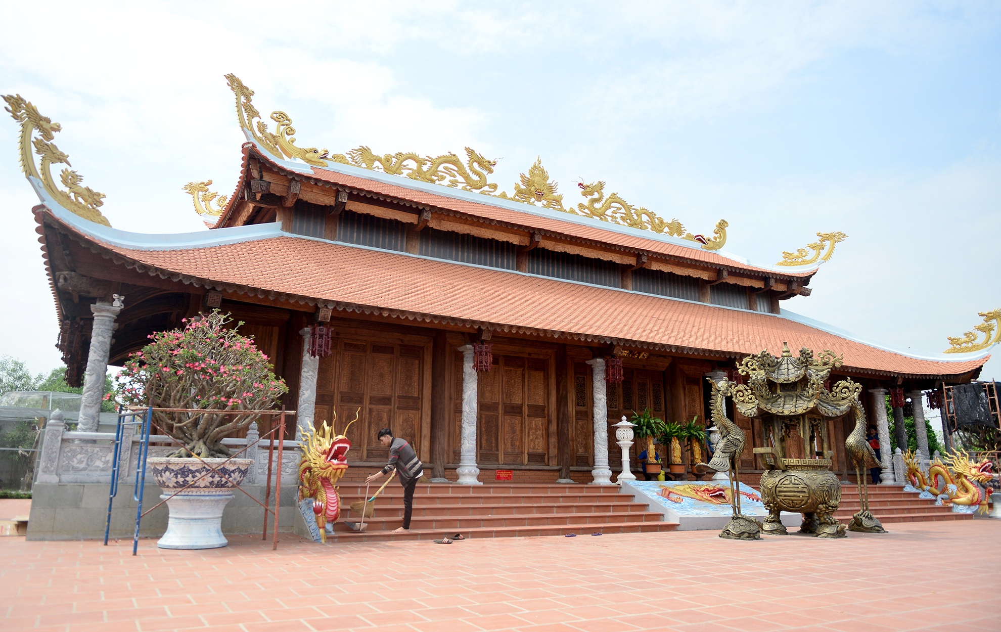 Nha tho To cua Hoai Linh don dep don Tet anh 2