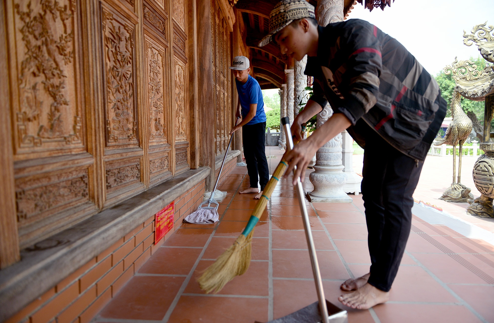 Nha tho To cua Hoai Linh don dep don Tet anh 3