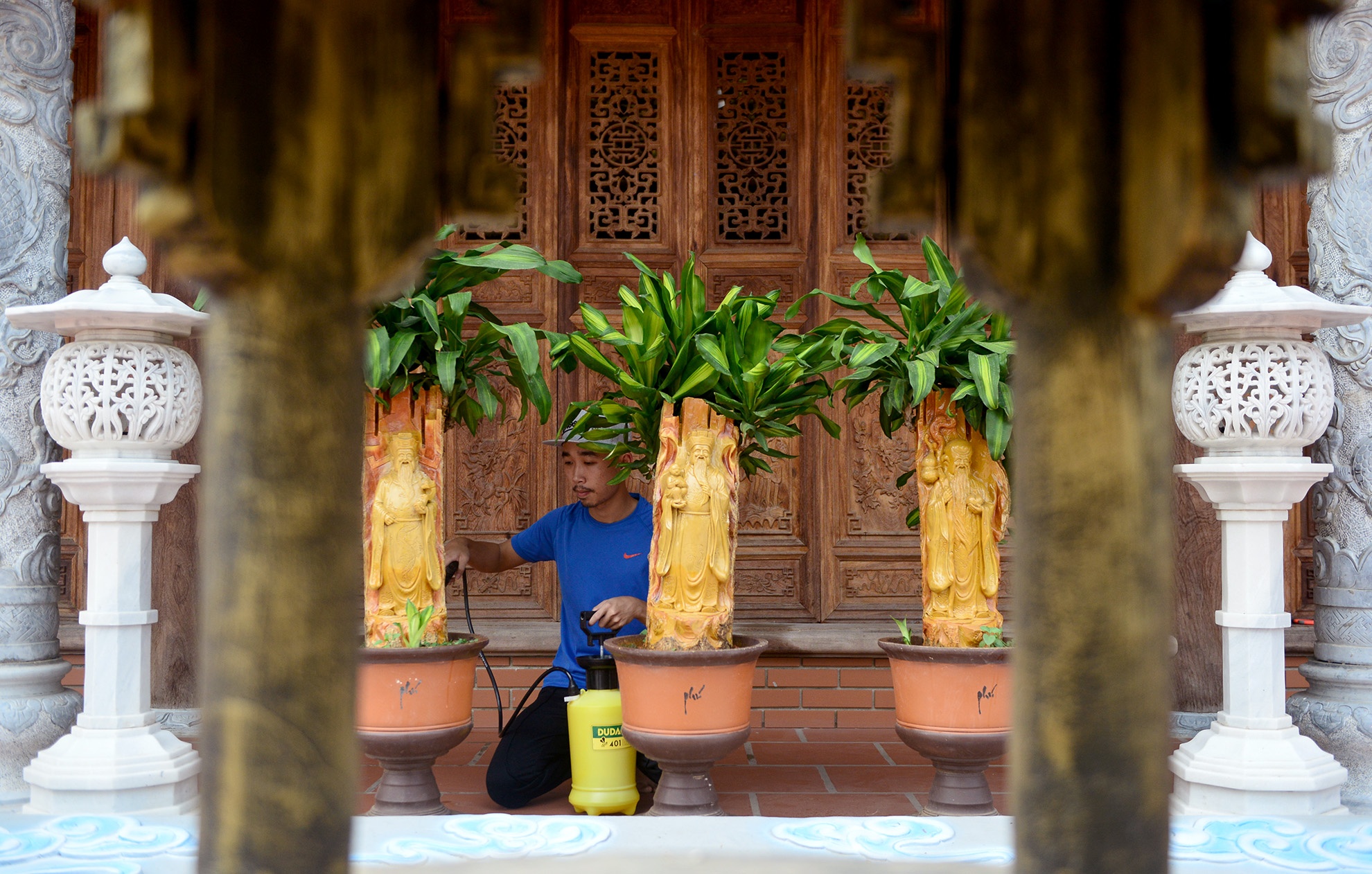 Nha tho To cua Hoai Linh don dep don Tet anh 9