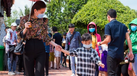 Ho Ngoc Ha dua Subeo vieng den tho cua Hoai Linh mung 2 Tet hinh anh