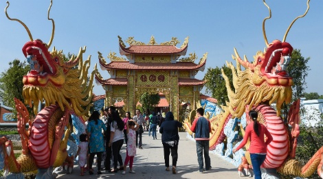 Khan gia du xuan 3 ngay Tet o den tho To cua Hoai Linh hinh anh