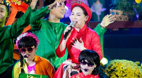 Me con Phi Nhung vieng chua dau nam tren san khau hinh anh