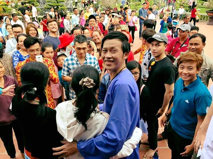 Fan vay kin, cho nhan li xi cua Hoai Linh o den tho To hinh anh