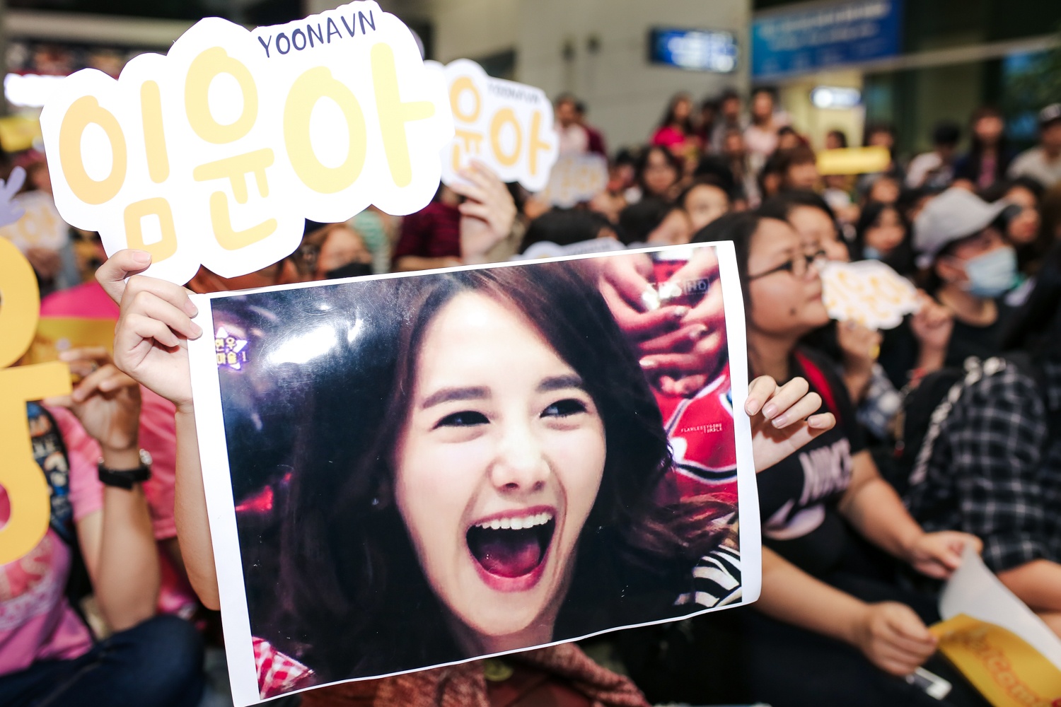 Fan Yoona (SNSD) thuc den 1h sang o san bay cho than tuong hinh anh