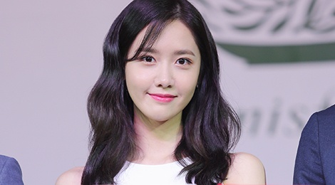 Yoona (SNSD) den tre 2 tieng, xuat hien o hop bao 10 phut hinh anh