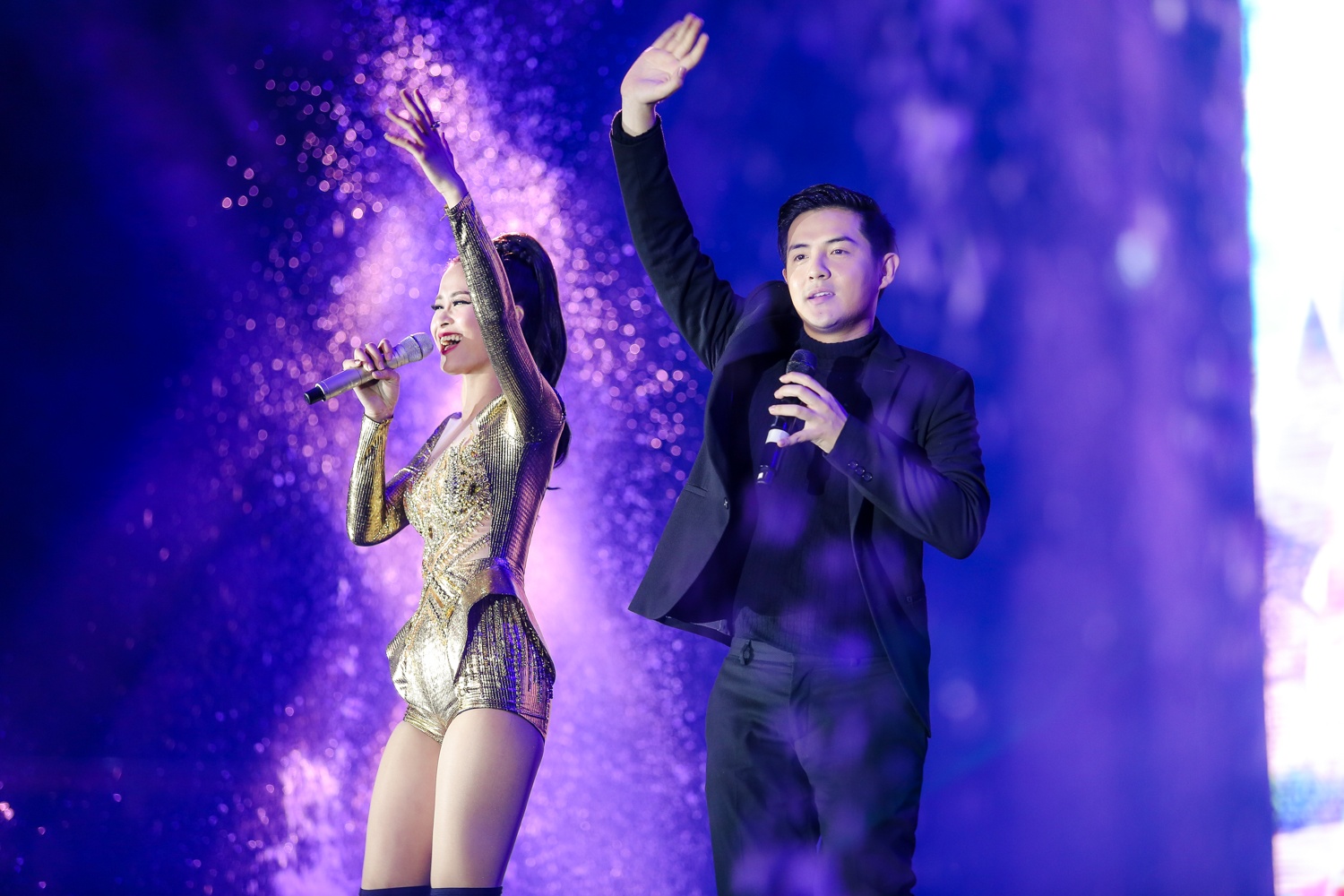 Đông Nhi,  Isaac hát dưới nước ở Sài Gòn ảnh 8 Dong Nhi,  Isaac hat duoi nuoc o Sai Gon anh 8