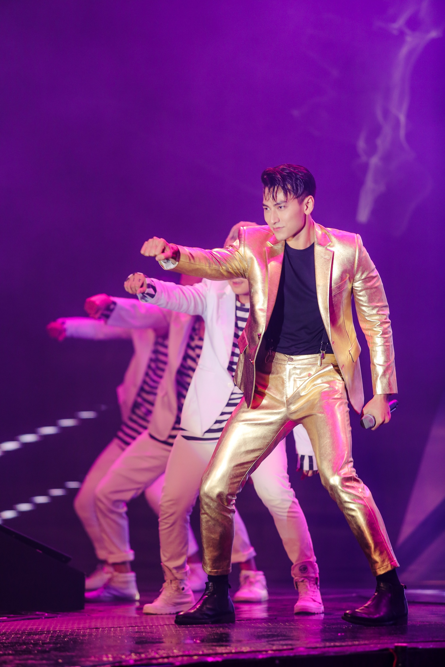Đông Nhi,  Isaac hát dưới nước ở Sài Gòn ảnh 7 Dong Nhi,  Isaac hat duoi nuoc o Sai Gon anh 7