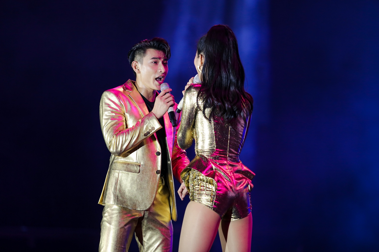 Đông Nhi,  Isaac hát dưới nước ở Sài Gòn ảnh 1 Dong Nhi,  Isaac hat duoi nuoc o Sai Gon anh 1
