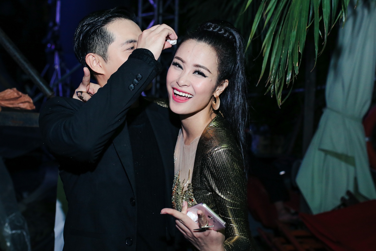 Đông Nhi,  Isaac hát dưới nước ở Sài Gòn ảnh 10 Dong Nhi,  Isaac hat duoi nuoc o Sai Gon anh 10