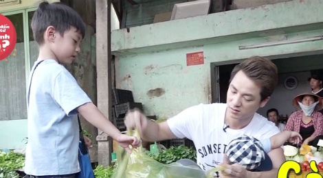 Dang Khoi vat va dua 2 con trai di cho thay vo hinh anh