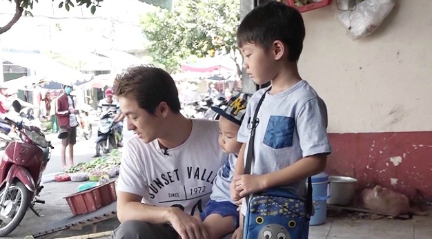 Dang Khoi dua con trai di cho thay vo hinh anh