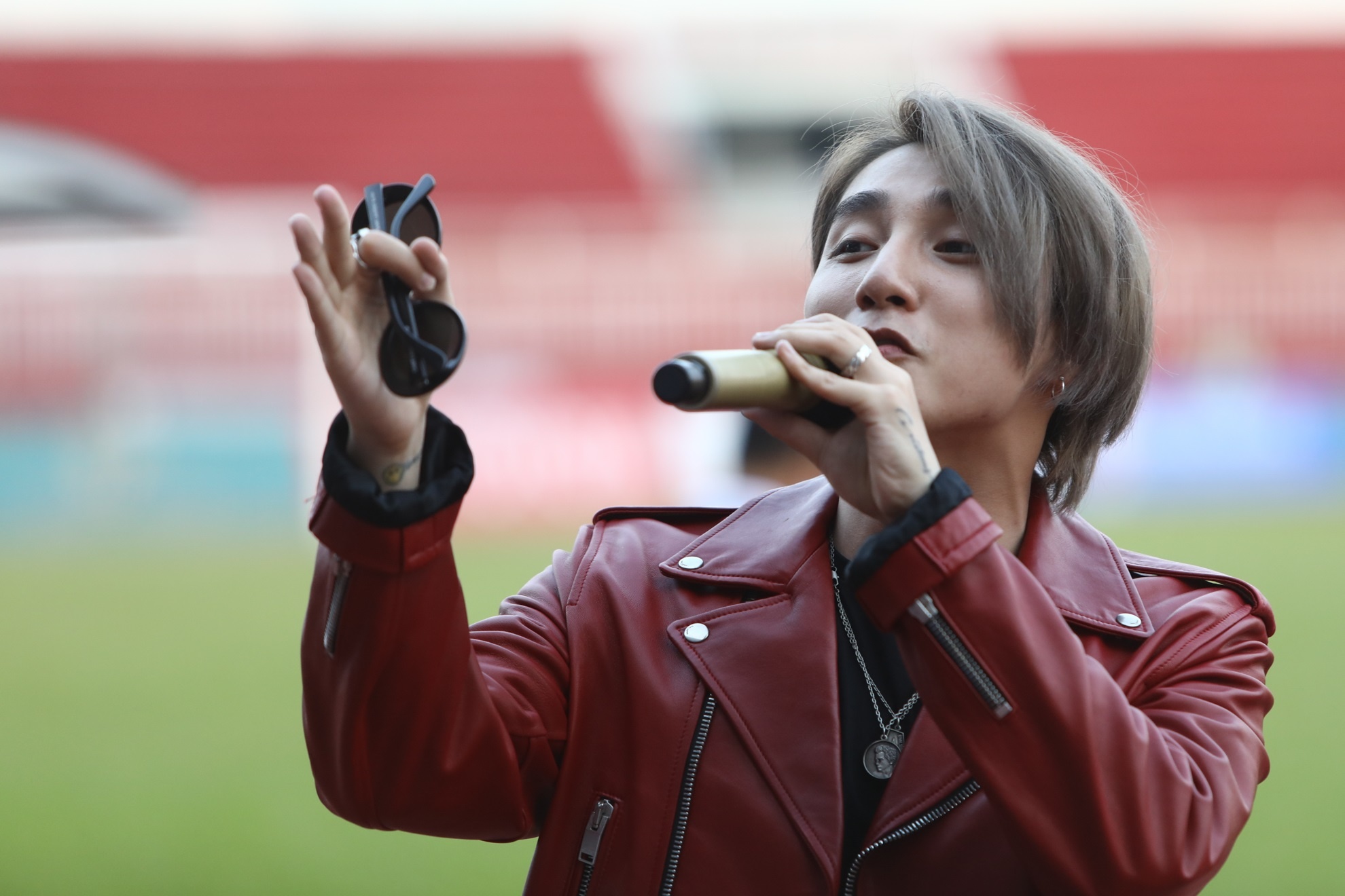 Son Tung M-TP dung loat hit khuay dong san co hinh anh