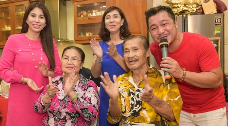 Ly Hung, Ly Huong to chuc tiec mung tho NSND Ly Huynh hinh anh